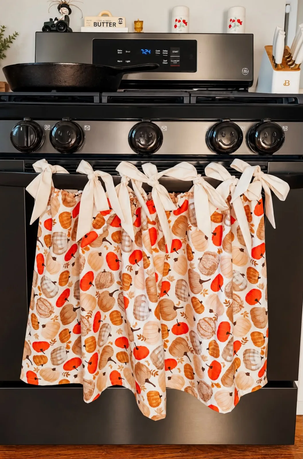 Pumpkin oven curtain