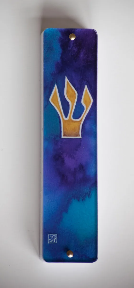 Shin as a Crown mezuzah case